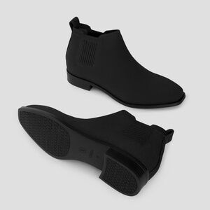 NWOB Vivaia Ryan Square Toed Waterproof Boots Size 42 Women's